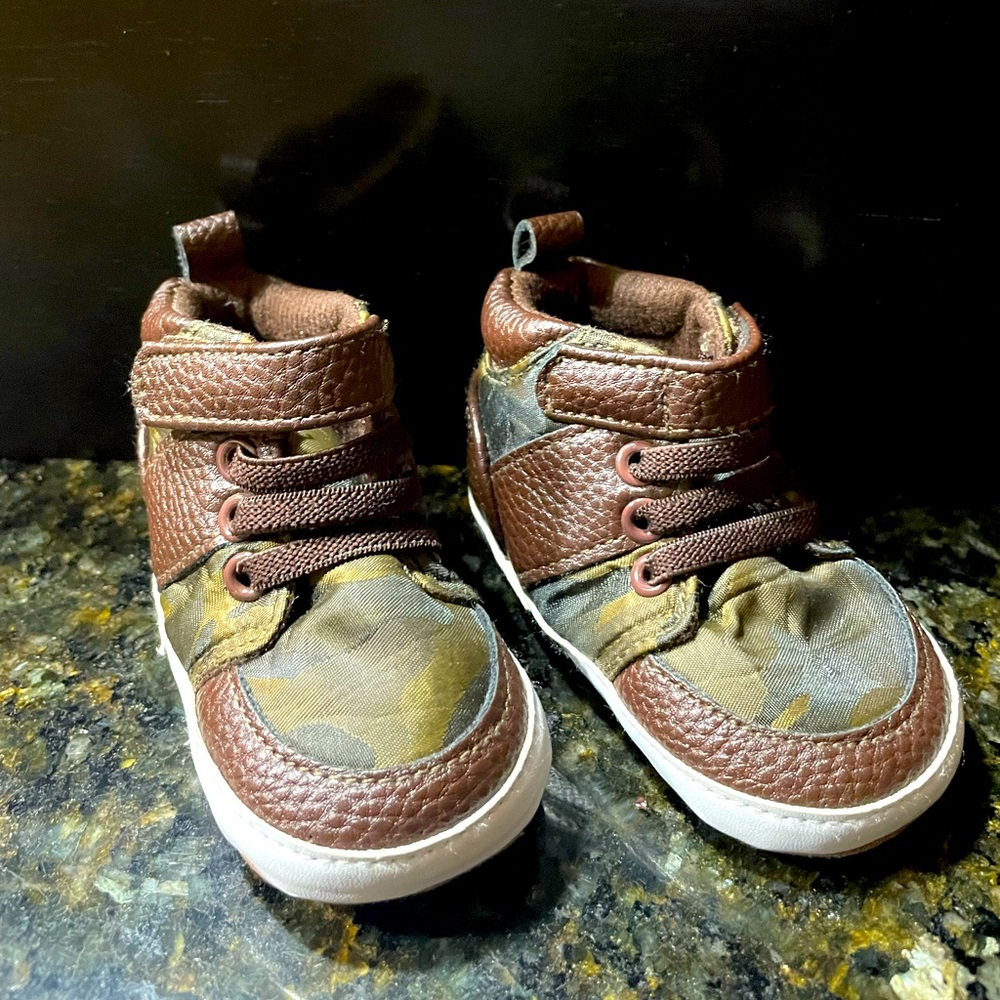 REVO size 1 toddler high top brown & camouflage shoes. Velcro